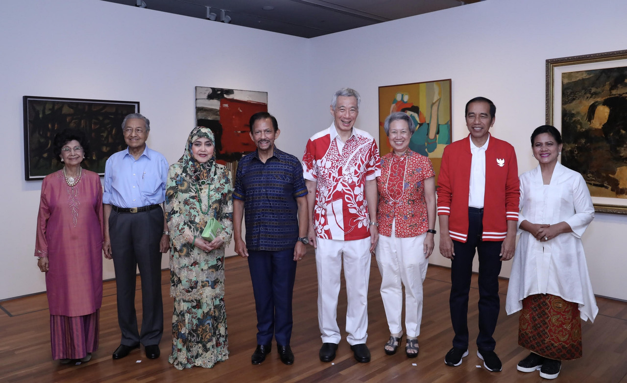 Prime Minister Tun Dr Mahathir Mohamad and his wife Tun Dr Siti Hasmah Mohd Ali pose for pictures with Singapore Prime Minister Lee Hsien Loong and his wife Ho Ching, along with other dignitaries at the National Gallery Singapore August 9, 2019. u00e2u20acu201d Berna