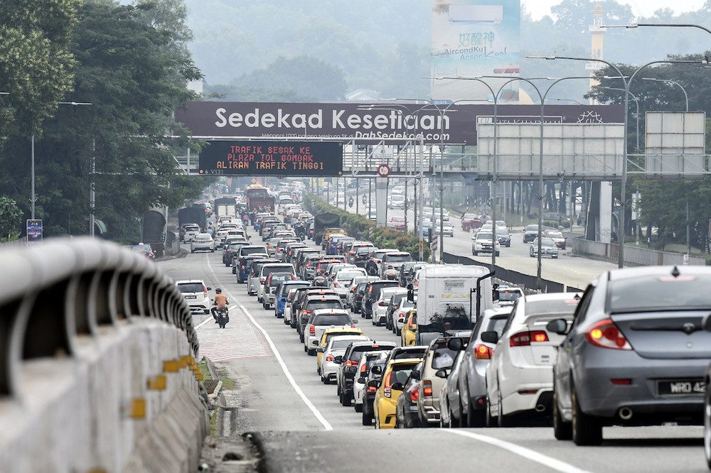Bumper-to-bumper traffic is seen along the Kuala Lumpur Middle Ring Road 2 (MRR2) heading from the National Zoo to the Gombak Toll in Kuala Lumpur August 10, 2019. u00e2u20acu201d Bernama pic