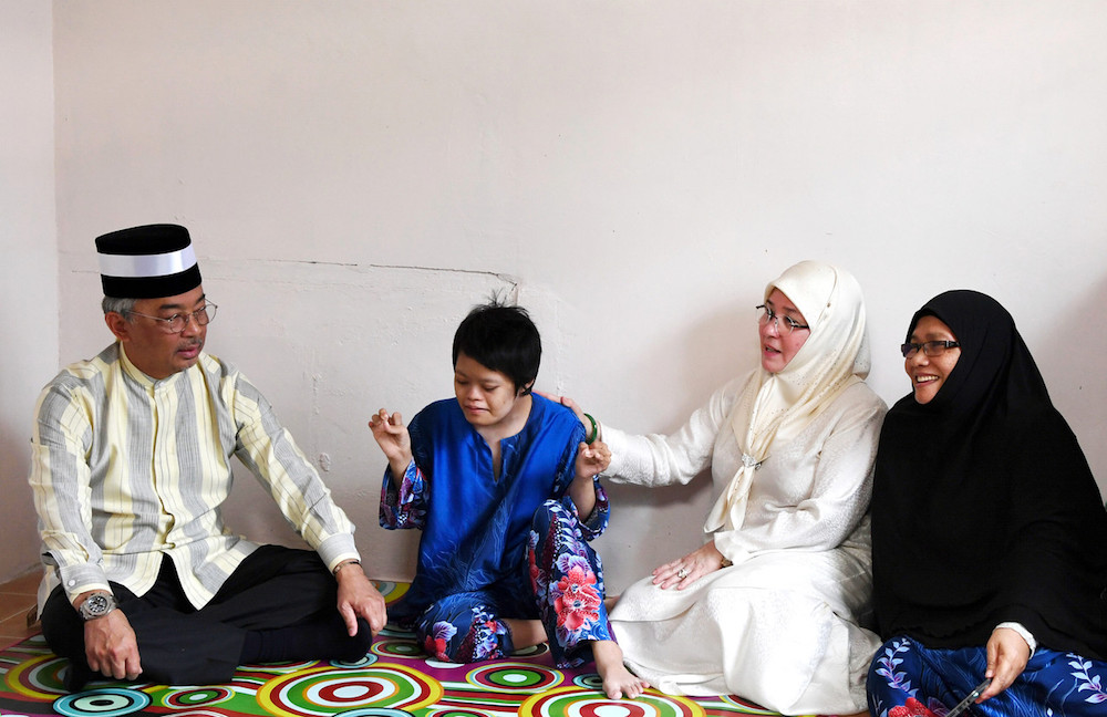 Al-Sultan Abdullah Riu00e2u20acu2122ayatuddin Al-Mustafa Billah Shah and Tunku Hajah Azizah Aminah Maimunah Iskandariah sing u00e2u20acu02dcTanya Sama Pokoku00e2u20acu2122 to Syafirah Hanum at her home in Maran August 16, 2019. u00e2u20acu201d Bernama pic