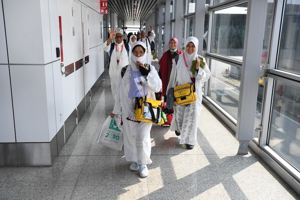 A group of Malaysian Haj pilgrims disembarks after landing at KLIA in Sepang August 19, 2019. u00e2u20acu201d Bernama pic