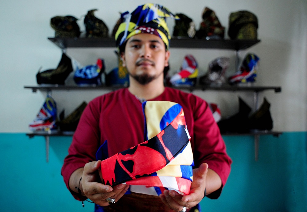 Mohd Zaim Hakimi Mohamad Zin poses with one of his creations at his home in Shah Alam August 22, 2019. u00e2u20acu201d Bernama pic