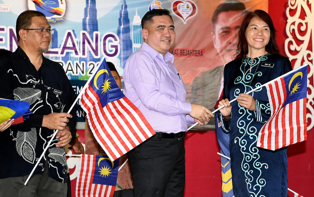 Anthony Loke launches the u00e2u20acu02dcFly the Jalur Gemilangu00e2u20acu2122 programme in his parliamentary constituency of Seremban August 22, 2019. u00e2u20acu201d Bernama pic