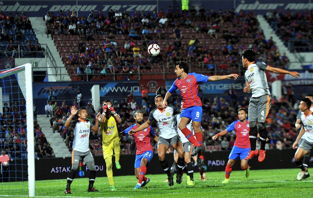 Johor Darul Tau00e2u20acu2122zim and PKNP FC players in action during their match at the Tan Sri Datou00e2u20acu2122 Haji Hassan Yunos Stadium in Larkin August 23, 2019. u00e2u20acu201d Bernama pic
