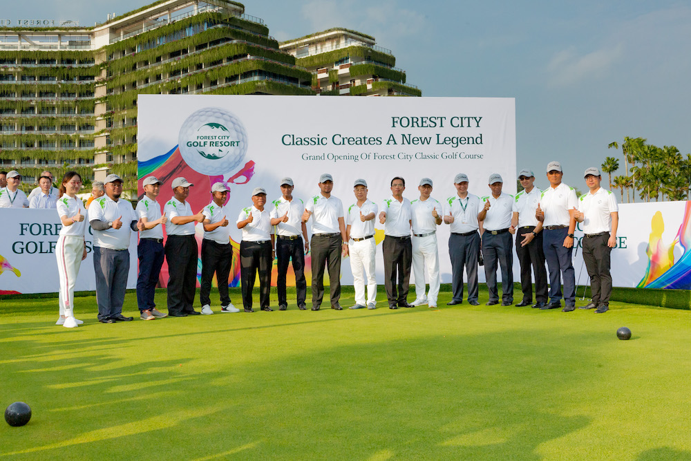 Johor Mentri Besar Datuk Dr Sahruddin Jamal along with members of the Forest City hierarchy give the newly opened course the thumbs-up at the official launch. — Picture courtesy of Country Garden Pacific View 