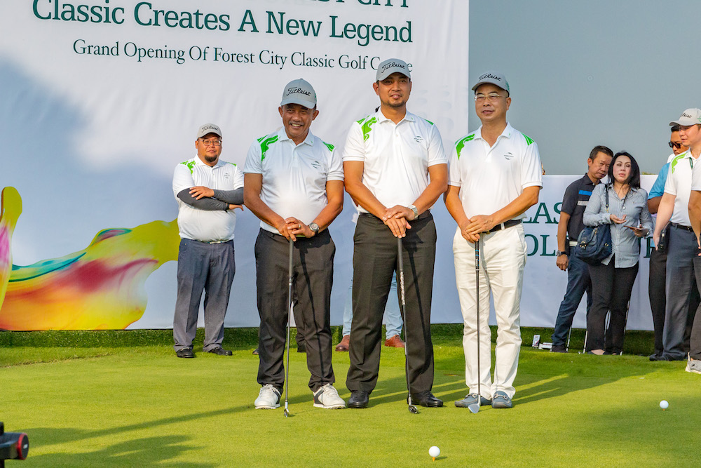 Iskandar Puteri mayor Datuk Adib Azhari Daud, Johor Mentri Besar Datuk Dr Sahruddin Jamal and golf course designer Liang Guokun officiate the opening of Forest City Classic Golf Course. — Picture courtesy of Country Garden Pacific View
