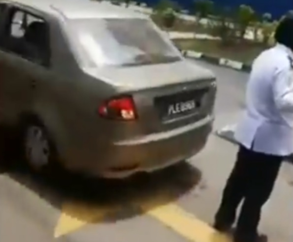 The incident left the 43-year-old victim with a bruised leg. u00e2u20acu201d Screengrab from Facebook/Info Viraln