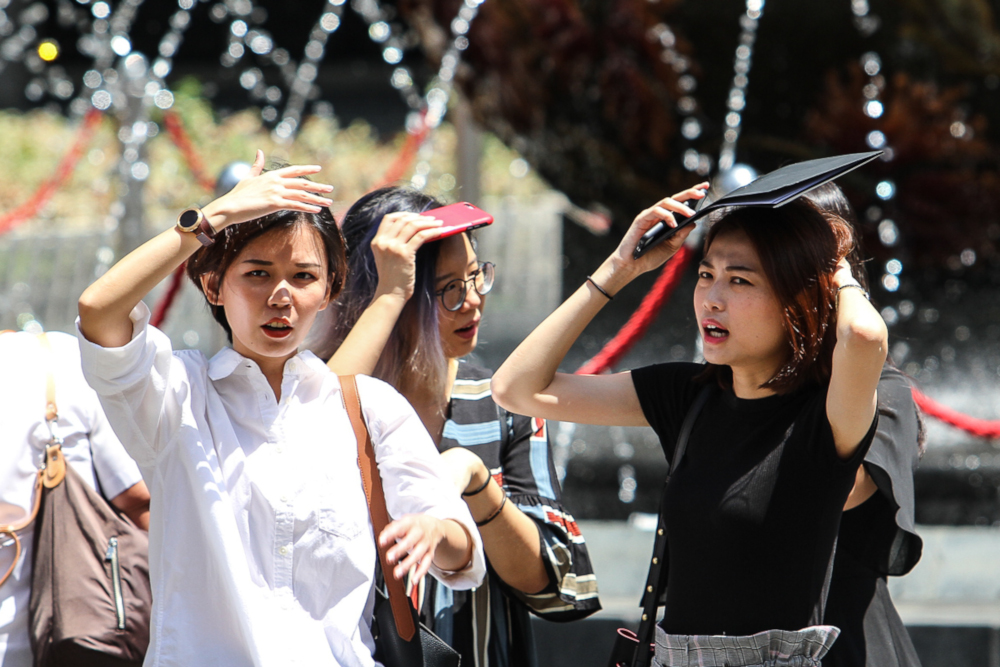 If the heat wasn’t enough to bear, just imagine how uncomfortable it gets because of the humidity. — Picture by Shafwan Zaidon