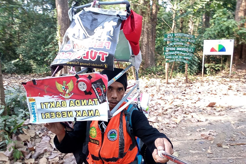 This handout courtesy of Medi Bastoni taken and released on August 5, 2019 shows Bastoni as he takes a selfie during a quick stop in Kendal, during his ongoing campaign to draw attention to the issue of deforestation in Indonesia. u00e2u20acu201d Medi Bastoni/AFP pic