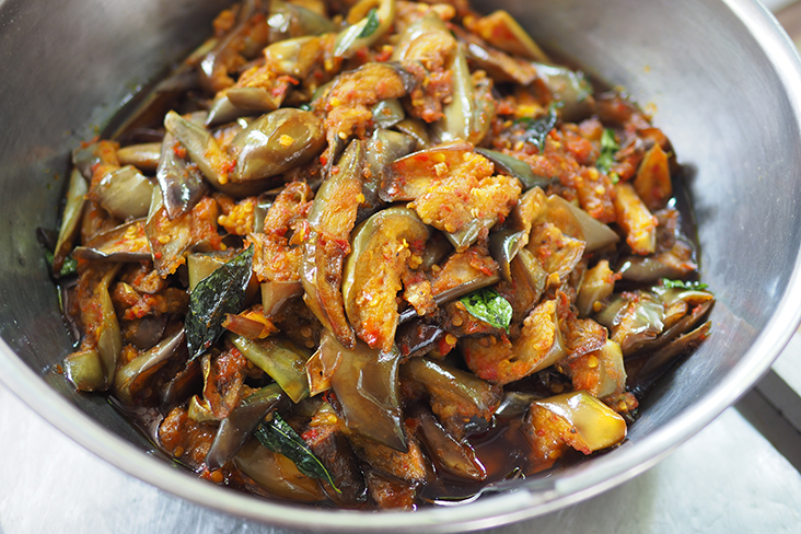 Select this delicious eggplant with curry leaves for your meal