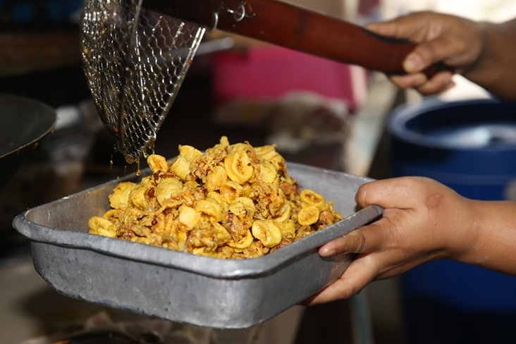 Crispy fried sotong is prepared at the stall just before lunch