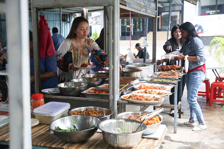 The clientele of the stall is very diverse... very representative of Malaysia's population