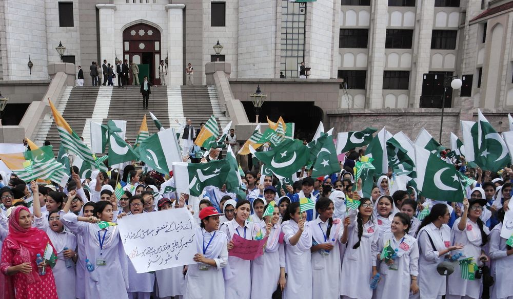 Students carry Pakistanu00e2u20acu2122s and Azad Kashmiru00e2u20acu2122s flags and chant slogans to express solidarity with the people of Kashmir, observing a call by PM Imran Khan at the premises of the Prime Minister House in Islamabad, August 30, 2019. u00e2u20acu201d Reuters pic