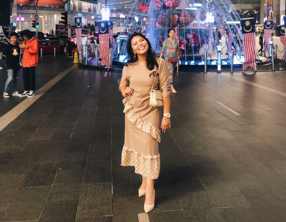 Farah cut a flattering figure in the dress which she paired with light-coloured pumps and a quilted handbag. u00e2u20acu201d Picture from Instagram/wanffarah