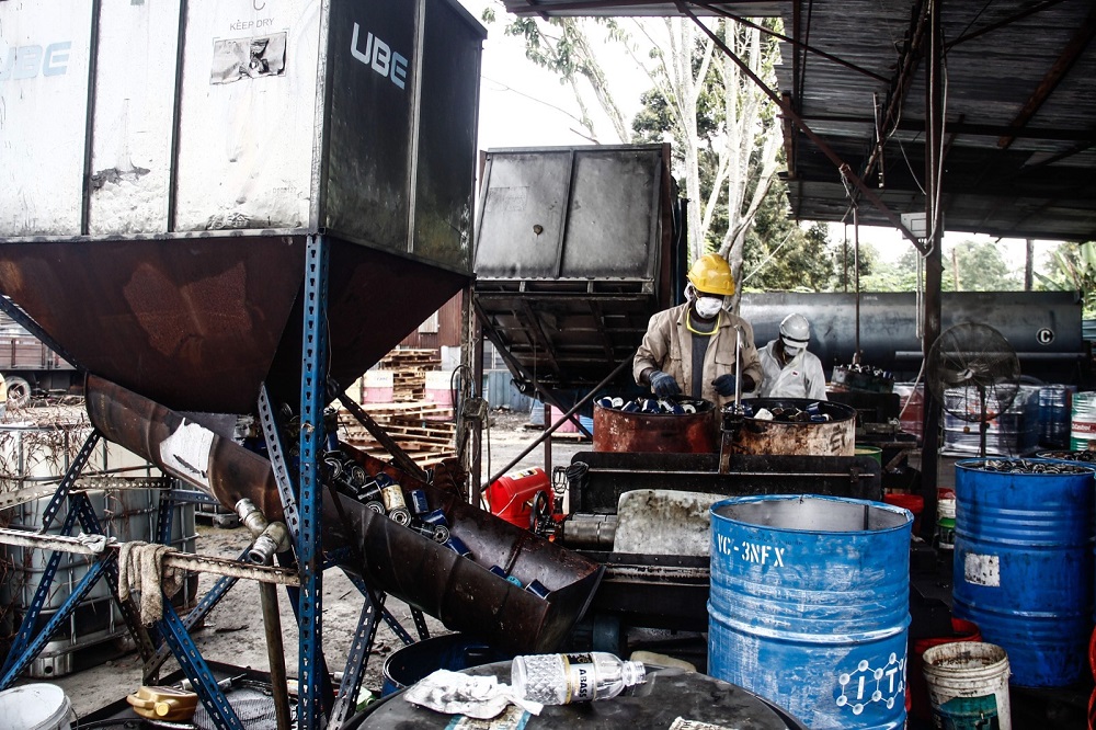 A Kajang Municipal Council contractor is seen wrapping barrels at a factory in Semenyih October 5, 2016. u00e2u20acu201d Picture by Hari Anggara 