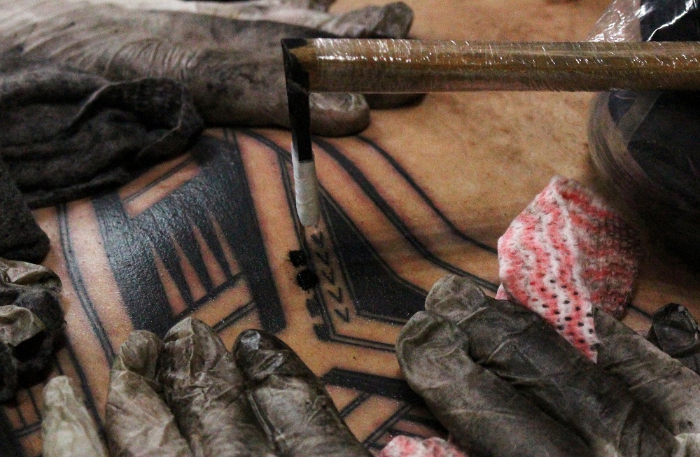 Oliver Fagalilo receives a traditional tattoo delivered by Samoan tattoo artist Liu00e2u20acu2122aifva Imo Leni in Apia, Samoa July 15, 2019. u00e2u20acu201d Reuters pic