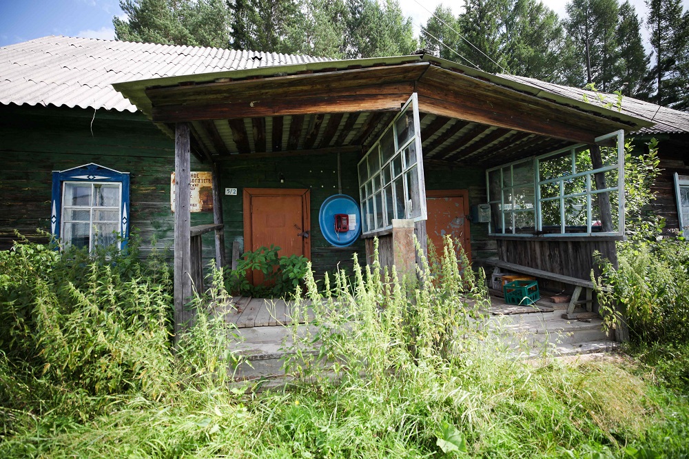 Weeds grow in front of the post office in the village of Pikhtovskiy, Russia August 3, 2019. ― AFP pic        