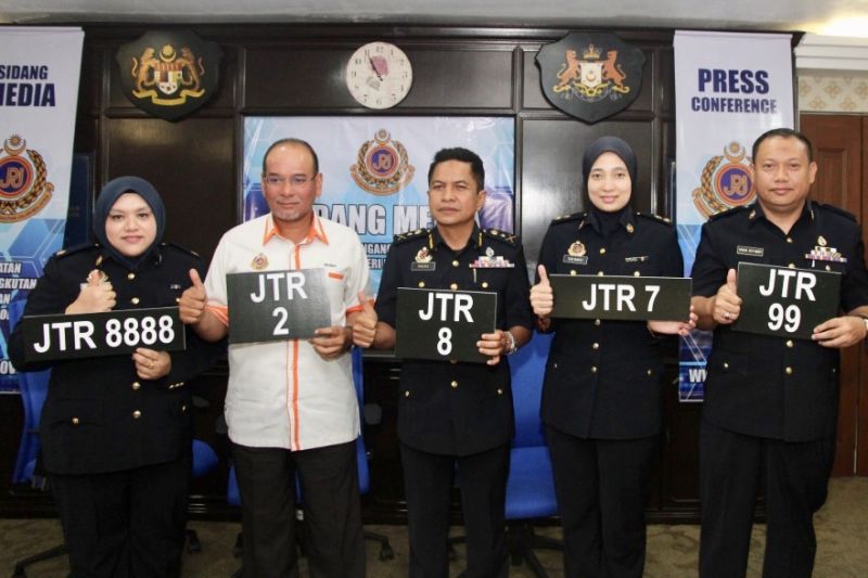 Johor RTD director Razali Wagiman (centre) with the special numbers from the stateu00e2u20acu2122s u00e2u20acu02dcJTRu00e2u20acu2122 series that can be bid through the newly introduced electronic vehicle number plate bidding system. u00e2u20acu201d Picture by Ben Tan