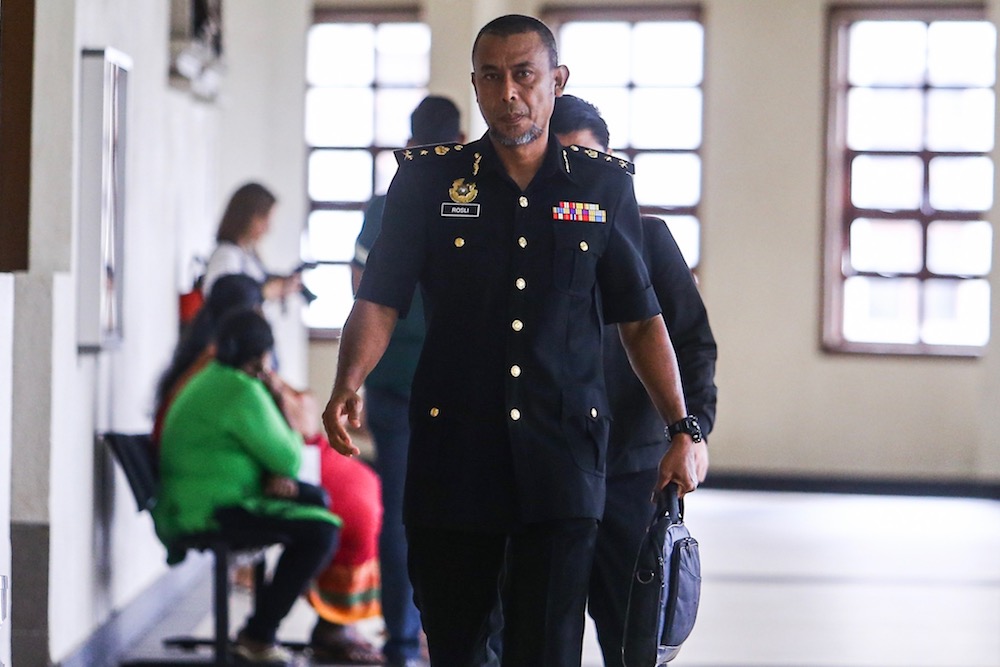 MACC Senior Assistant Commissioner of the Special Operations Division Rosli Husain arrives at the Kuala Lumpur Courts Complex August 27, 2019. u00e2u20acu201d Picture by Hari Anggara