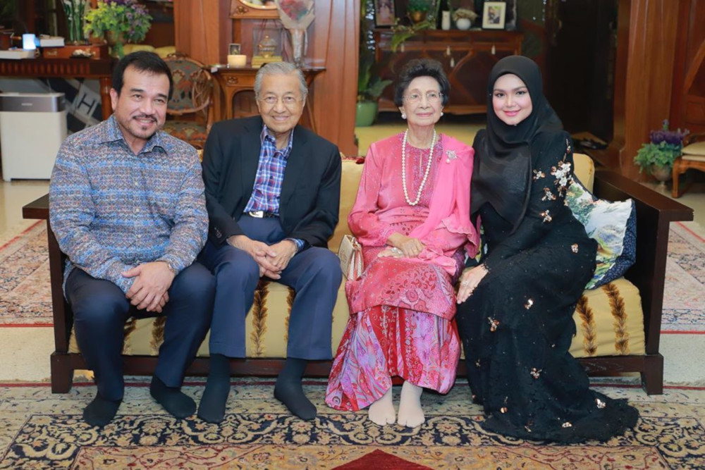(From left) Datuk Seri Khalid Mohamad Jiwa, Tun Dr Mahathir Mohamad, Tun Dr Siti Hasmah Mohd Ali and Datuk Seri Siti Nurhaliza Tarudin at the singeru00e2u20acu2122s residence yesterday. u00e2u20acu201d Picture from Instagram/@ctdk
