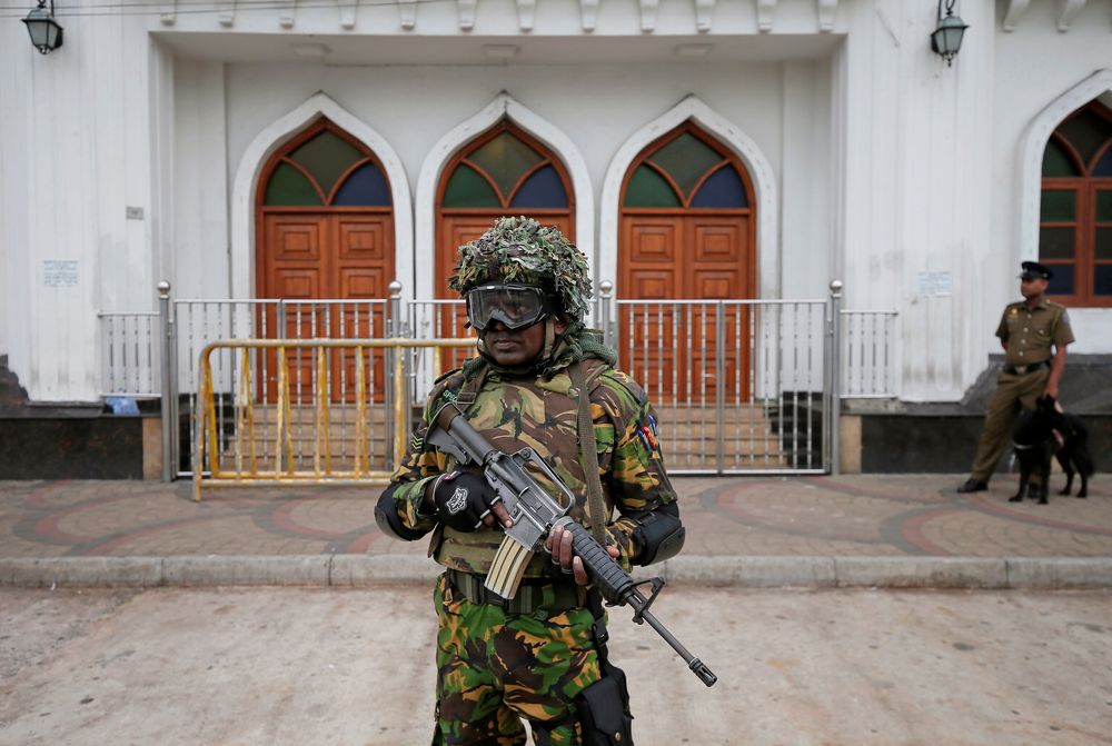 Sri Lankan Special Task Force soldiers stand guard in front of a mosque five days after a string of suicide bomb attacks on Catholic churches and luxury hotels across the island on Easter Sunday, in Colombo, Sri Lanka April 26, 2019. u00e2u20acu201d Reuters pic