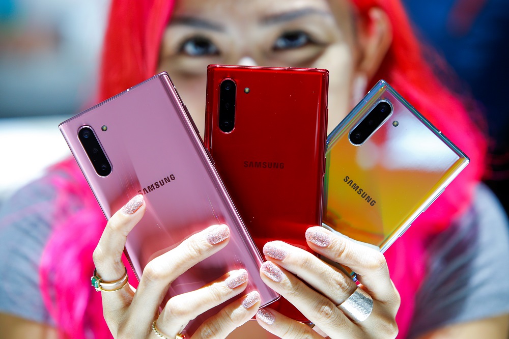A woman holds different coloured models of the Samsung Galaxy Note 10 while people test new devices during the launch event of the Galaxy Note 10 at the Barclays Centre in Brooklyn, New York August 7, 2019. u00e2u20acu201d Reuters pic