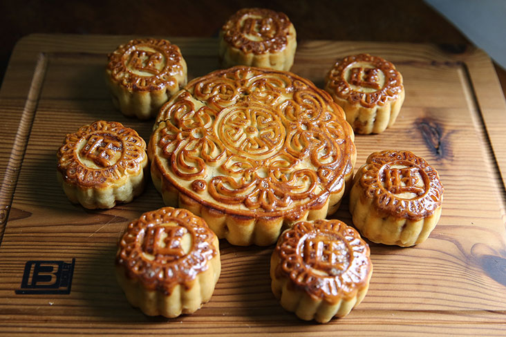 You can also order a different versions of the Seven Wonder Premier mooncake surrounded by smaller sized baked mooncakes.