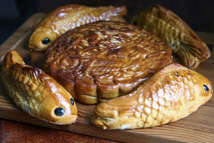 Another version has koi fish-shaped biscuits surrounding the seven egg yolks baked mooncake.