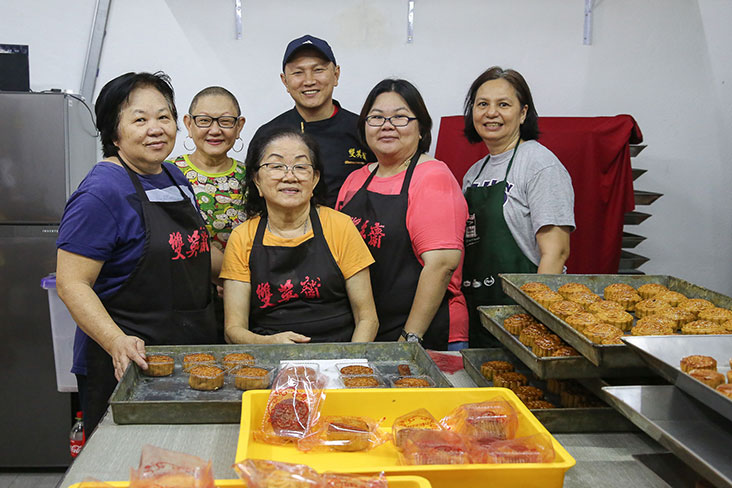 The team behind Seong Ying Chai's mooncakes (from left to right:) Liew Kuah Chan, Loke Poh Lin, Tung Yoke Yin, Leonard Lee (behind), Leong Fei Foong and Yong Lai Kuen.