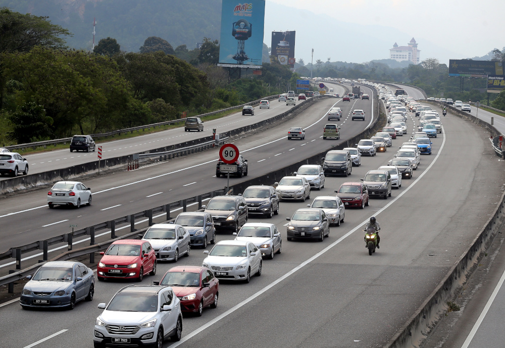Traffic jams, you’ve got to hate them. Despite how frequent they are, there is no getting used to it. — Picture by Farhan Najib