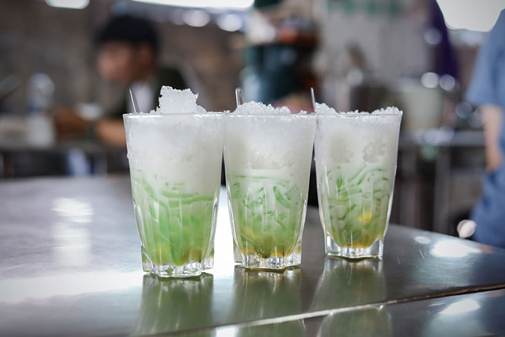 The Yaowarat version of 'lod chong' comes in glasses of coconut milk, topped with shaved ice.