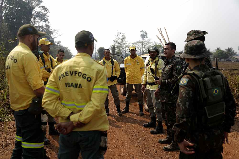 Brazilian soldiers brief firefighters during an operation to combat fires in Amazon jungle in Porto Velho August 25, 2019. u00e2u20acu201d Reuters pic