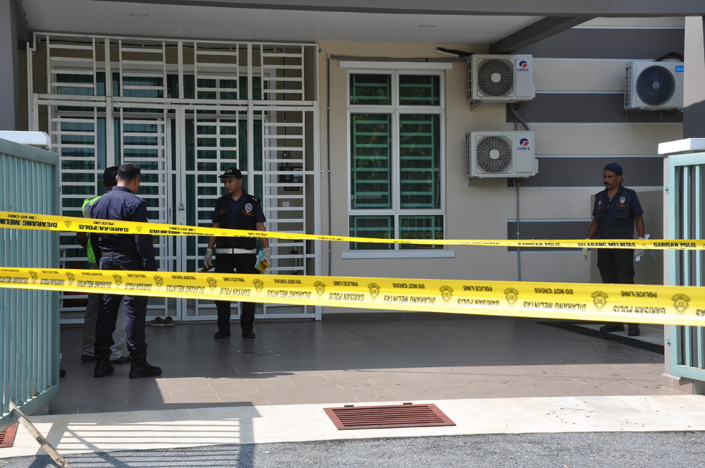 Several police officers examine the exterior of the house of Besut district police chief Supt Mohd Zamri Mohd Rowi in Besut August 15, 2019. u00e2u20acu201d Bernama pic
