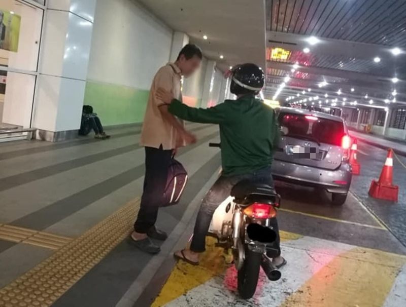 The elderly man broke into tears when he encountered three young men with big hearts. u00e2u20acu2022 Picture via Facebook/bro.seben.18