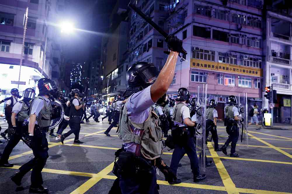 Police advance through the Sham Shui Po neighbourhood during clashes with anti-extradition bill protesters in Hong Kong August 14, 2019.  u00e2u20acu201d Reuters pic