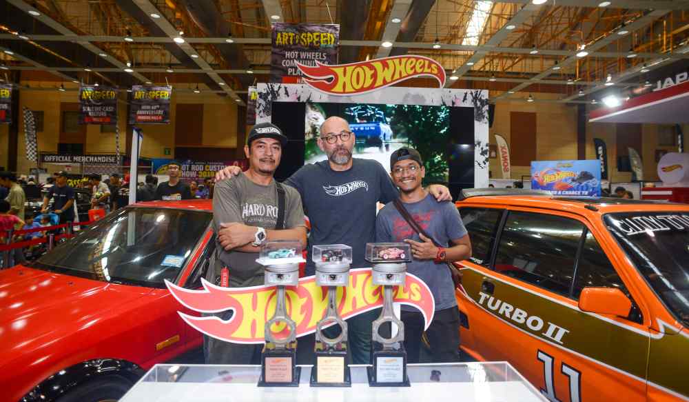 Muhammad Al Hafiz (left) and Mohammad Shahmi pose with Vandervate after being crowned the winners of the custom competition. ― Picture courtesy of Hot Wheels Malaysia