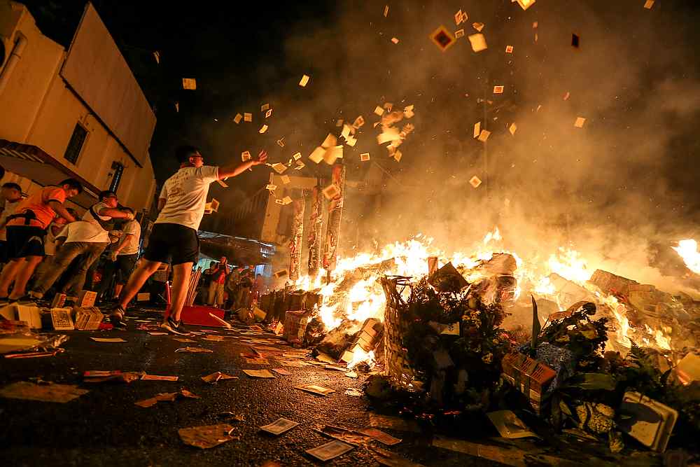 People burning joss papers of money, food and other items for their lost loved ones during the Hungry Ghost Festival. u00e2u20acu201d Picture by Sayuti Zainudin