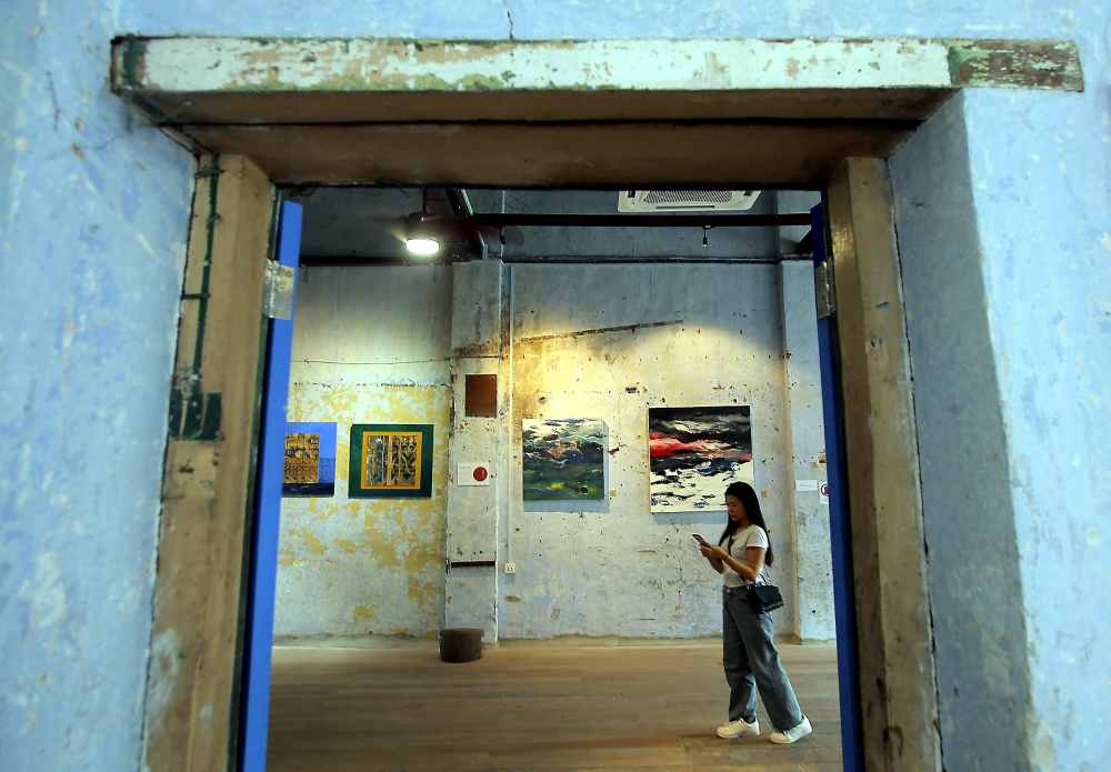 While ‘Ipoh Art’ basically displays installation art, there are also paintings for sale. 
