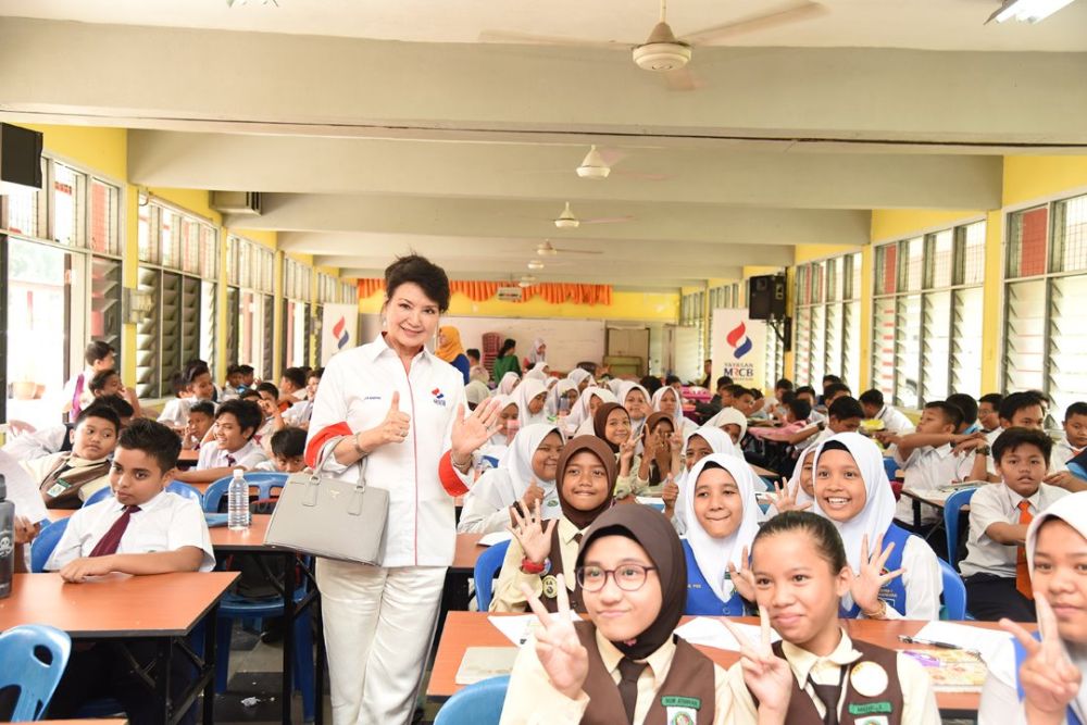 Yayasan MRCB chairperson Datin Jasmine Abdullah Heng mingles with students during a UPSR workshop at SK Seksyen 7 Kota Damansara in Petaling Jaya. u00e2u20acu201d Picture courtesy of Yayasan MRCB