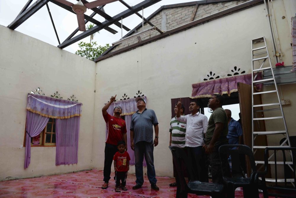 Timbalan Pengerusi PKR Kedah Che Mat Dzaher Ahmad (dua, kiri) melawat rumah Mohd Nazri Bakar, 38, (kanan) selepas rumahnya dipukul ribut dalam kejadian malam tadi di Kampung Gulau Mukim Lesong Tualang, 10 Ogos 2019. u00e2u20acu201d Foto Bernama