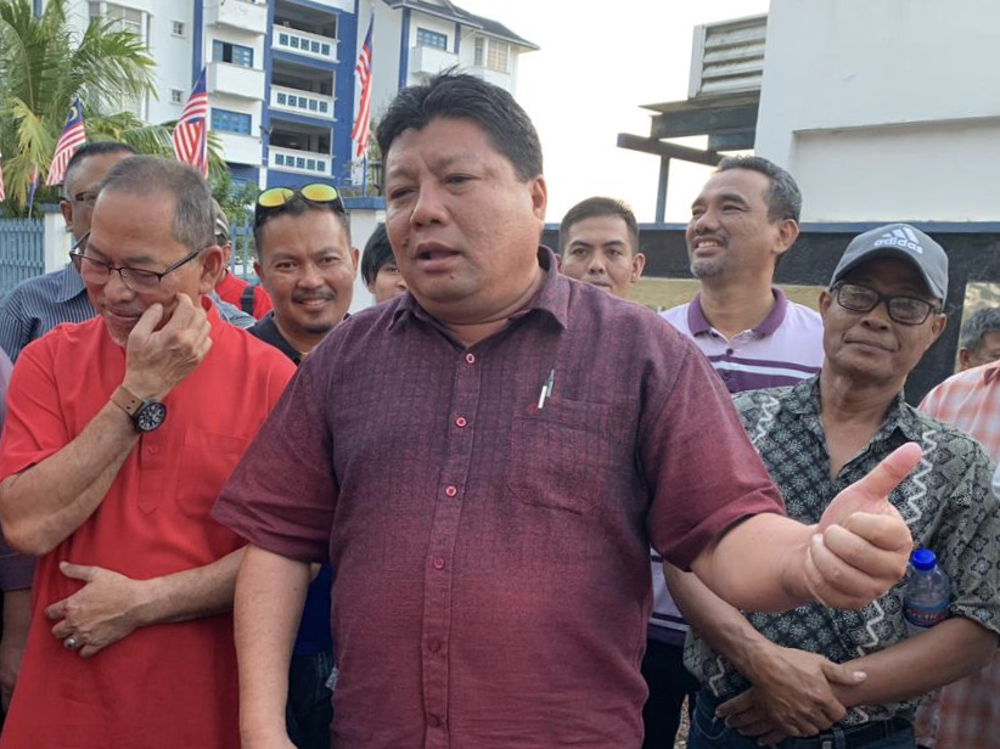 Johor Parti Pribumi Bersatu Malaysia (Bersatu) chief Mazlan Bujang described Umno Supreme Council member Datuk Lokman Noor Adamu00e2u20acu2122s accusation as u00e2u20acu02dcbodohu00e2u20acu2122 (stupid) and urged him to check his facts before hurling allegations. u00e2u20acu201d Picture by Ben Tan 