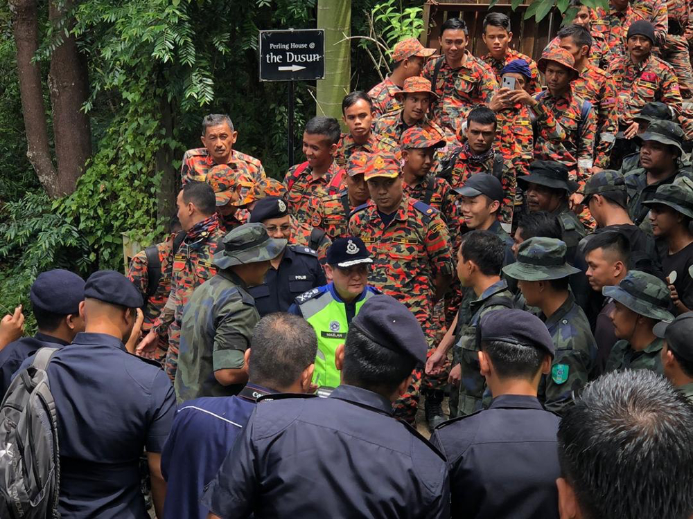 Deputy Inspector-General of Police Datuk Mazlan Mansor meets the search and rescue team to give a morale boost for working on Hari Raya Haji August 11, 2019. — Picture courtesy of Royal Malaysian Police