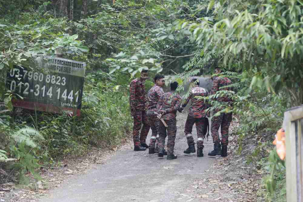 Fire and Rescue Department personnel launch their search for missing Irish teenager Nora Anne Quoirin near the river at The Dusun in Negri Sembilan August 7, 2019. ― Picture by Ahmad Zamzahuri