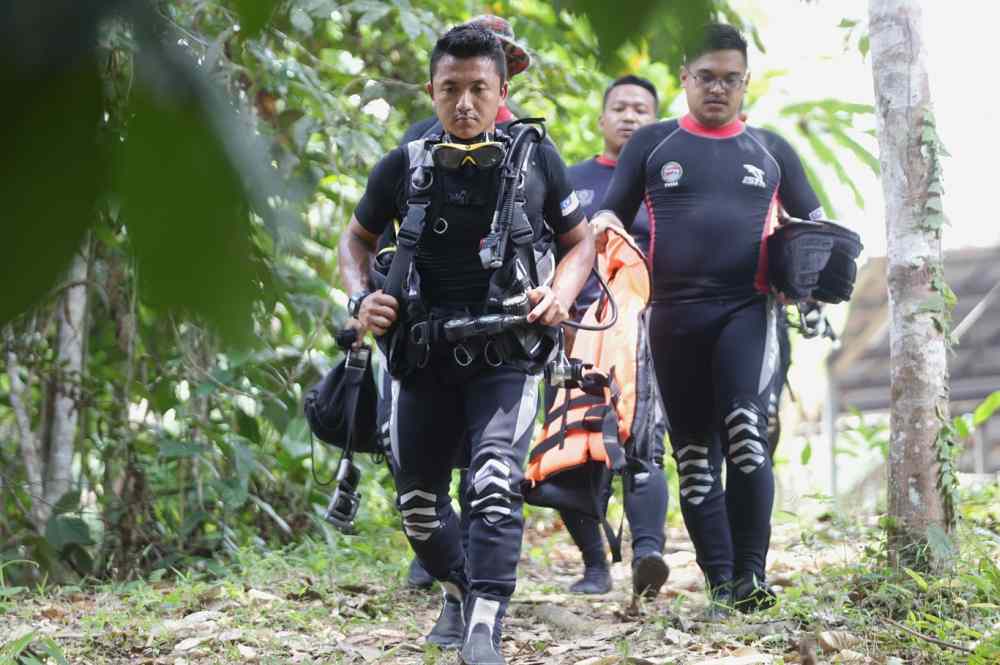 Fire and Rescue Department personnel launch their search for missing Irish teenager Nora Anne Quoirin near the river at The Dusun in Negri Sembilan August 7, 2019. u00e2u20acu2022 Picture by Ahmad Zamzahuri