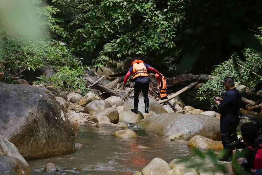 Fire and Rescue Department personnel launch their search for missing Irish teenager Nora Anne Quoirin near the river at The Dusun in Negri Sembilan August 7, 2019. ― Picture by Ahmad Zamzahuri