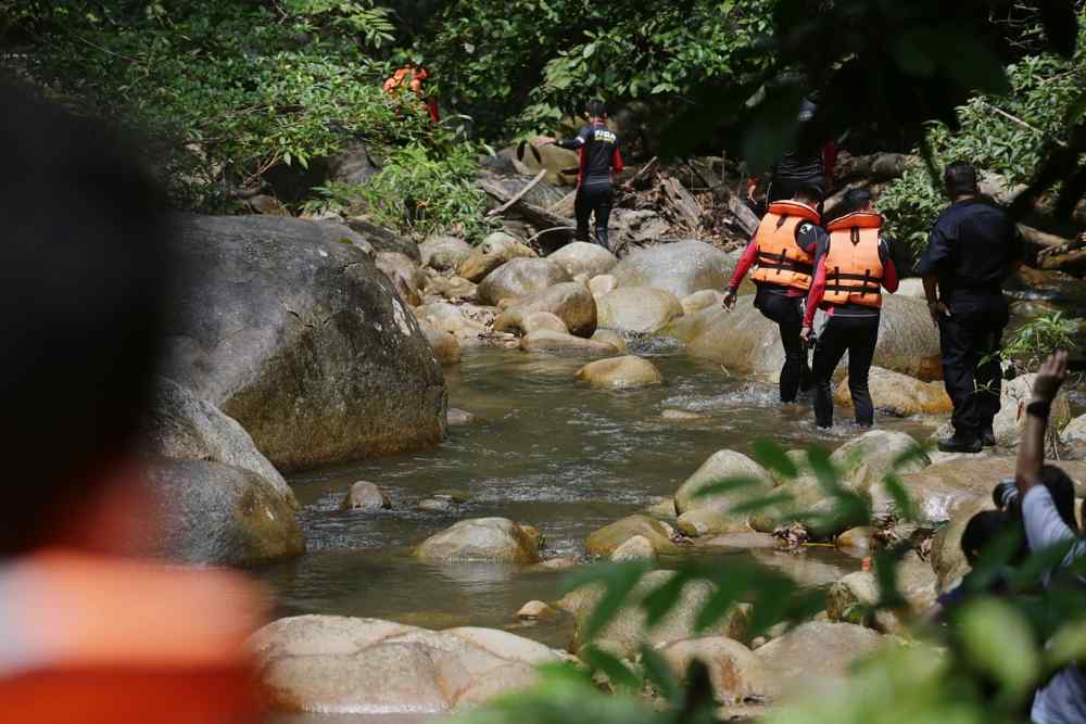 Fire and Rescue Department personnel launch their search for missing Irish teenager Nora Anne Quoirin near the river at The Dusun in Negri Sembilan August 7, 2019. ― Picture by Ahmad Zamzahuri