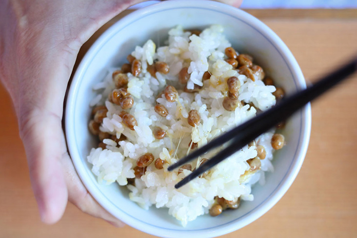 Mix the 'natto' a second time, this time with the rice.