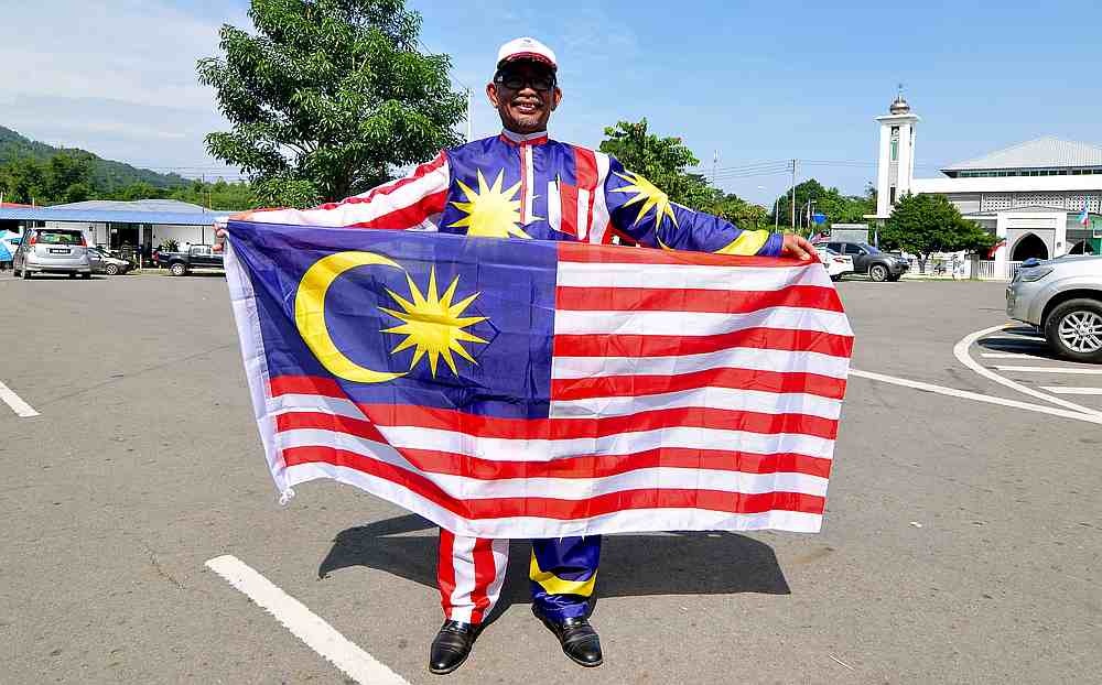 Royal Malaysian Police pensioner Rahman Jali expressing his love for the country with his tailor-made Jalur Gemilang-inspired baju Melayu. u00e2u20acu201d Bernama pic