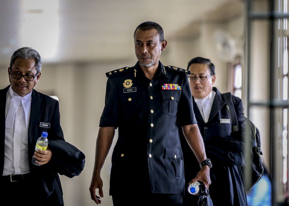 Malaysian Anti-Corruption Commission investigating officer Senior Assistant Commissioner Rosli Hussain is pictured at the Kuala Lumpur High Court August 9, 2019. — Picture by Firdaus Latif