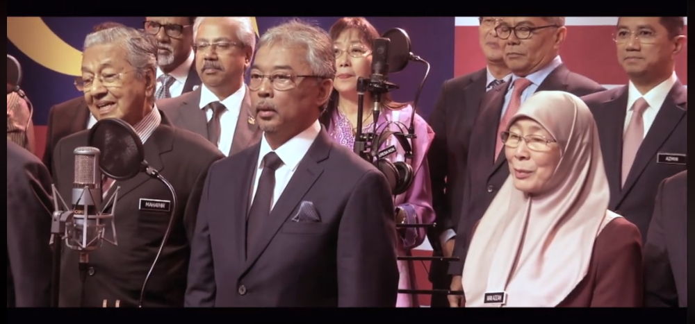 Yang di-Pertuan Agong Tuanku Abdullah Ahmad Shah joins Cabinet ministers, led by Prime Minister Tun Dr Mahathir Mohamad, in a rendition of 'Setia'. u00e2u20acu201d Facebook screencap