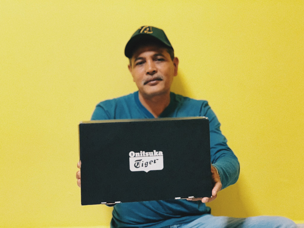 For his 52nd birthday, the children of this man gifted him with a pair of sports shoes which he had been wanting to buy for the past two years. u00e2u20acu201d Picture via Twitter/@_MadreNana